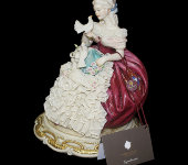 Статуэтка "Дама с голубями в бордовом платье", Porcellane Principe