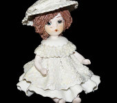 Статуэтка "Кукла сидящая с темными волосами в белом платье", Zampiva