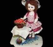 Статуэтка "Кукла стоящая у стола с цветами", Zampiva