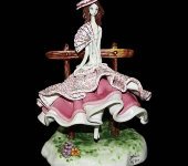 Скульптура "Леди в бордовом сидящая на скамейке", Zampiva