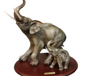Статуэтка на подставке "Слониха со слонёнком", Porcellane Principe
