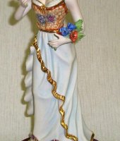 Статуэтка Девушка с букетом