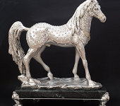 Скульптура "Конь" на мраморной подставке, со стразами, упаковка - чемодан, Linea Argenti