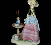 Скульптура "Дама стоящая у столика", Zampiva