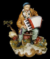 Статуэтка "Аккордеонист",  Venere Porcellane d'Arte
