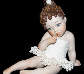 Фарфоровая кукла "Маленькая балерина сидит", Sibania