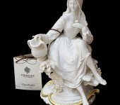 Статуэтка "Дама с кувшином", цвет: костяной с декором золотого цвета, h 23 cm 721B/PP Статуэтка "Дама с кувшином", цвет: костяной с декором золотого цвета, h 23 cm 721B/PP