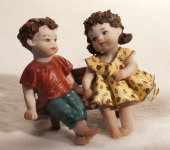 Фарфоровая кукла "Двое детей сидящие на скамейке", Sibania