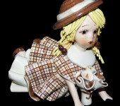 Статуэтка "Кукла лежащая и держащая букет цветов", Zampiva