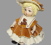 Статуэтка "Кукла сидящая со светлым волосами в коричневом платье", Zampiva 